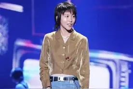 窦靖童真个性，牛仔裤中间开条缝，夹满夹子凹造型，比王菲有范！图片