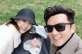 郑恺苗苗给女儿拍百天照，一家三口画面温馨，小宝宝配合度十足图片