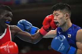 奇葩！日本拳击手被虐到躺轮椅+吸氧，最终判胜，网友：奥运骗局图片