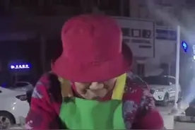 96岁奶奶深夜摆摊意外走红，引大量主播“蹭流量”！累到停止出摊图片
