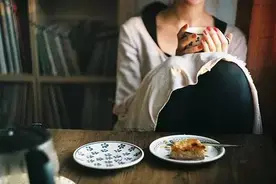 心理学家：如果有一天你吃饭总是剩一口，说明你成熟了图片