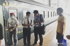 他赤脚沿着跨海大桥走了一天一夜后，是为了一顿“霸王餐”？图片