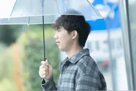 「音乐」后天的《一把雨伞》太暖心！太让人羡慕了图片