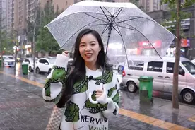 网红吃播拍视频被偶遇，手提上万包带3助理，身材反成关注重点图片