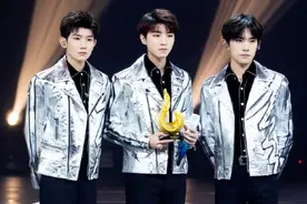 披荆斩棘！TFBOYS庆出道七周年，手捧定制蛋糕清爽帅气图片