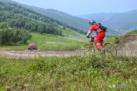 双腿之间的极速游戏：4+2户外山地速降休闲，从上到下爽到起飞图片