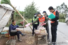 贵港公路、路政部门联合整治占用公路用地摆摊设点行为图片