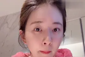 有种“素颜”叫赵露思卸妆，洗完脸露出素颜状态，她真有24岁吗？图片