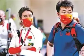 这对奥运夫妇太甜了！网友：台上是奥运冠军，台下是你的小迷弟图片
