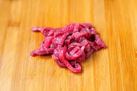 牛肉总是又柴又硬？教你处理方法，牛肉嫩滑可口，一盘不够吃图片