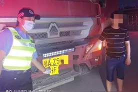 超载货车使用伪造号牌闯禁行 汉警快骑凌晨出击当场抓现行图片