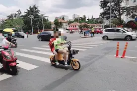 安全不是儿戏！共享助力车载人要不得图片