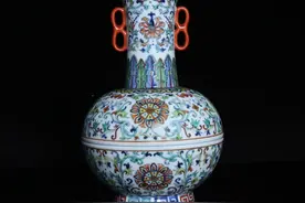 「精品赏析」：清乾隆 斗彩福寿耳宝相天球瓶图片