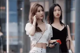 街拍：闺蜜穿搭，短裤与长裙的碰撞，到底谁输谁赢？图片