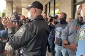 美国新泽西州爆发抗议活动，警方到场：不管了，你们开心就好图片