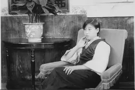 1920年代，年芳十九的东北第一美人和买山楂的小女孩图片