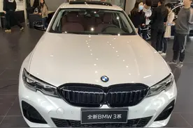 2021款宝马3系实车到店，矿石白气场足，2.0T配全景影像图片