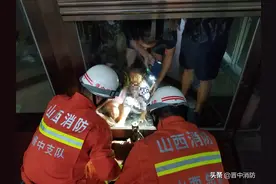 左权7岁女童被旋转门夹脚，获救后消防员全程“公主抱”送医图片