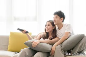 夫妻领养孩子，亲子鉴定后发现，孩子是亲生的，妻子：原来我最傻图片