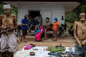 印尼奇特风俗“赶尸节”：把亲人遗体挖出打扮游街图片