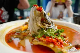 剁椒鱼头湘菜一绝，长沙“钰湘宴”以这道菜征服食客，又大又鲜嫩图片
