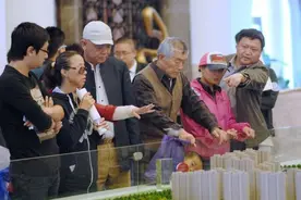 75万的房贷，30年要多少利息？银行员工：有的人傻傻的给银行送钱图片