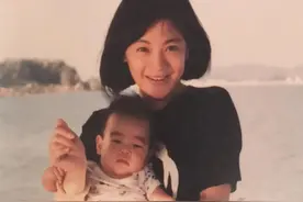 9岁被绑架情定梁洛施，敢和刘嘉玲勾肩搭背，这个星二代不简单图片