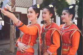 老挝人有多开放？街边姑娘的行为让人难以接受，中国游客：没眼看图片