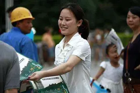 大街上发传单的发单员，为什么可以老实发完，却不会扔掉传单呢图片