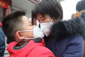 本报摄影佳作荡起情感涟漪，省小天鹅艺术团用原创歌曲致敬“白衣天使”图片