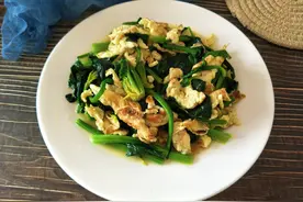 做菠菜时，经常又苦又涩，教你1招，菠菜鲜嫩翠绿，好吃不苦图片