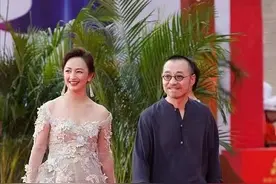 “华谊老板娘”快50岁了也没老态，穿纱裙身材匀称，肉一点也很美图片