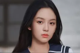 周也长的真高级，校服大片拍出电影质感，甜拽女孩爱了爱了图片