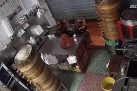 安徽一男孩凌晨4点蹲包子店门口，老板被吓了一跳，一句话太暖心图片