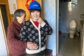 衢州女子辞去国企工作照顾患有阿尔兹海默症的婆婆：我认为没有哪一个机构有亲人这么贴心图片