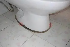 卫生间玻璃胶发黑太不美观，幸好保洁阿姨教我一招，烦恼轻松解决图片