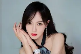 唐嫣当妈后更会穿，挂脖刺绣裙配腰封秀“蚂蚁腰”，真有贵妇范图片