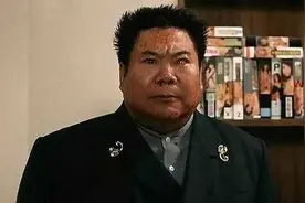他是李小龙挚友，因样貌丑陋演了一辈子配角，儿子却成了一代巨星图片