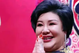 郭德纲老婆王惠暴肥引人担忧，走路全程要人搀扶，郭汾瑒体型像妈图片