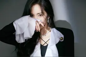 杨幂闪钻礼服和早秋黑白西装，就是大明星应有的样子图片