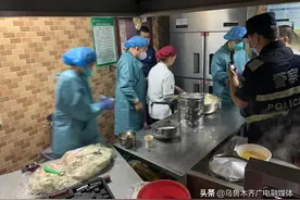 压面机无情“咬”手 消防员紧急救援图片