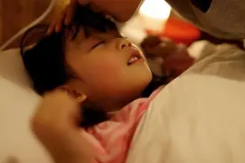 孩子怕黑不敢走夜路，家长别再用“别怕”敷衍了，这样做会更好图片