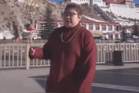 韩红暴瘦40斤后返乡，一身红色藏服撑不满，群众围观有人上墙拍图片