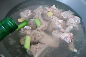 中国人做饭为啥老喜欢把食材焯水？外国人却不用处理，煮熟直接吃图片
