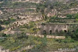 探访陕西长武窑洞群，整面塬崖空无一人，塬下大棚白如云图片