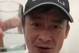 53岁景岗山喝白酒抽雪茄，曾在片场犯酒瘾，17岁儿子颜值逆天图片