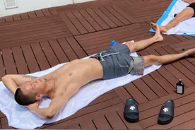 35岁陈伟霆近照，上身赤裸晒太阳，性感腹肌惹人羡慕图片