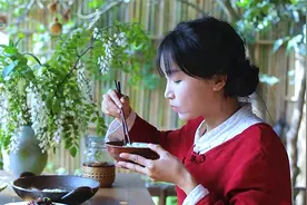 李子柒种大蒜，做7种不同的吃法，有2种很多人没吃过，网友：馋了图片