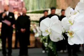 痛心！援鄂护士梁小霞去世，抗疫战友：在防护服上写下她的名字图片
