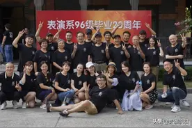 聂远郝蕾参加96届毕业20周年聚会，同班同学大多是绿叶老戏骨图片